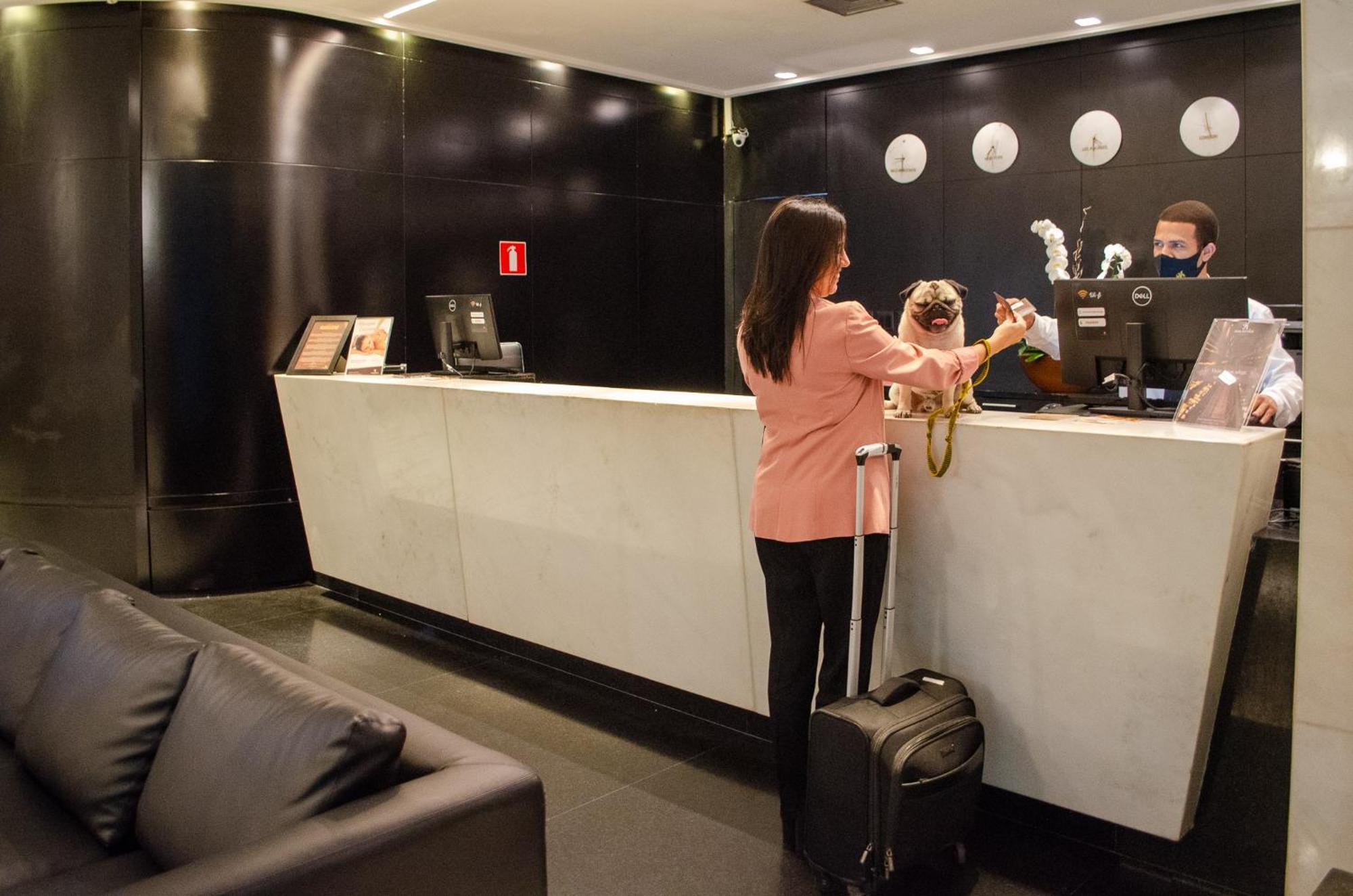 Royal Boutique Savassi Hotel Belo Horizonte Exterior photo A hotel receptionist at work